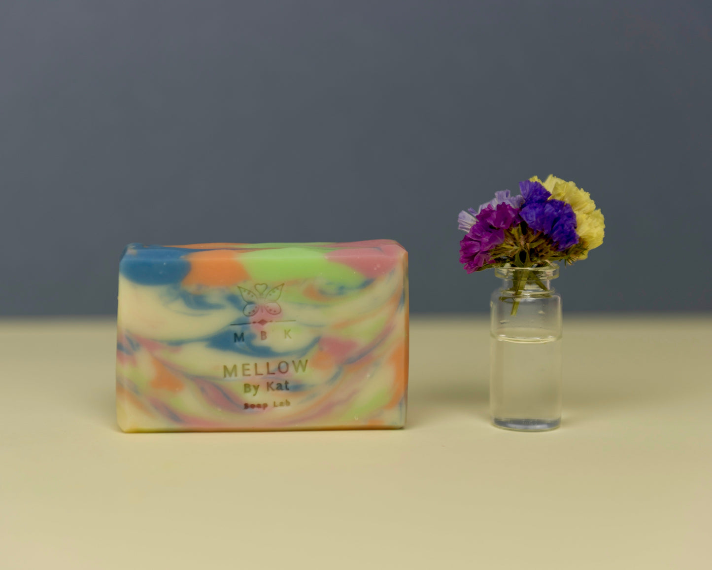 Sapone solido Flora mani e corpo, essenza floreale, formulazione vegana e vegetale, regalo raffinato