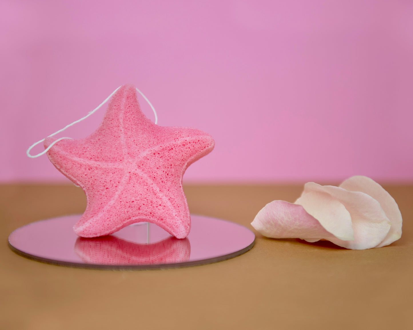 Texture soffice e polvere di petali di rosa, ideale per pelle sensibile