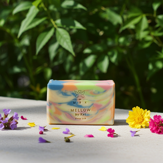 Sapone solido Flora mani e corpo, essenza floreale, formulazione vegana e vegetale, regalo raffinato